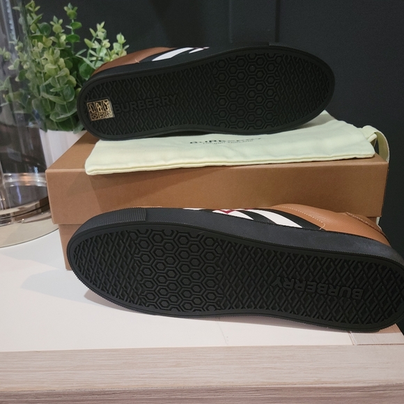 Burberry Sneakers - Picture 6 of 8
